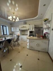 продаю в связи с переездом: 250 кв. м, 6 бөлмө, Евроремонт, Забор, тосулган, Балкон айнектелген — 2