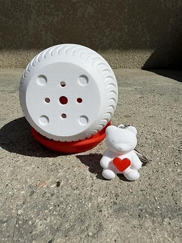 4 pot: Горшок для растений с поддоном + брелок-мишутка. Можете — 3