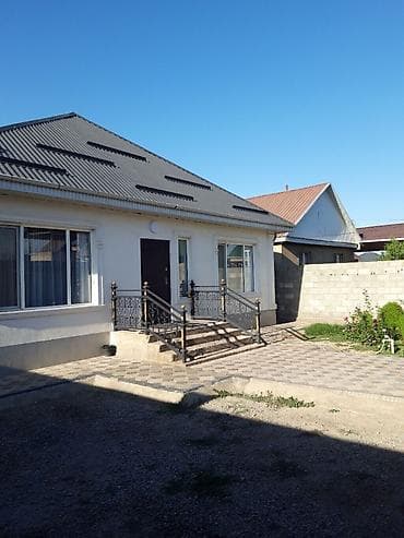 сдается дом ак ордо: 🏡✨ ПРОДАЁТСЯ УЮТНЫЙ ДОМ! ✨🏡 📍 Район: АК ОРДО 2 🛏️ Комнаты: 4 📐 — 1