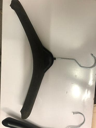 Продаю толстые пластиковые вешалки. Вешалки приходят с Европы. Имеется — 3