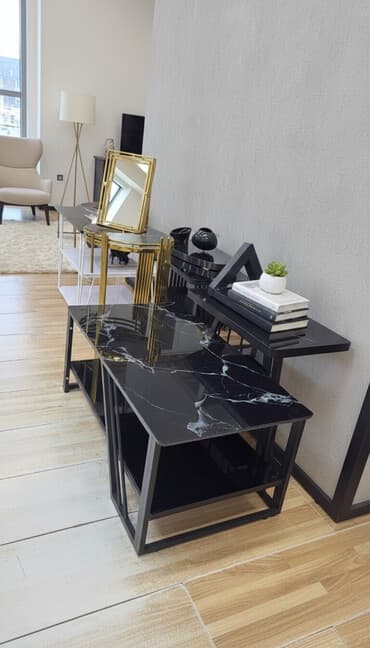 консоль стол: Элегантный консольный стол с черной мраморной столешницей, идеально — 1