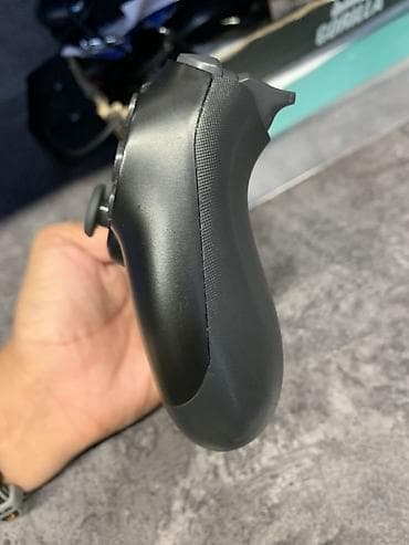 sony playstation 4 цена в бишкеке: Беспроводной геймпад Sony DualShock 4 (PS4), цвет — черный — 2