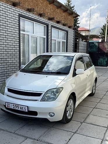 электромобиль byd: Компактный 5‑дверный хэтчбек белого цвета. Основные особенности: - — 2