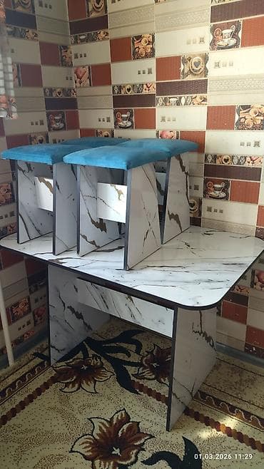 золотистые посуды: Кухонный стол и стул, Б/у, Самовывоз, цвет - Белый — 1