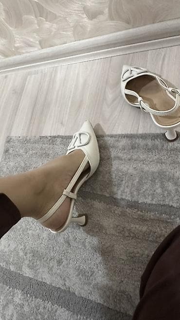 женские каблуки: Белые женские туфли-слингбэки на каблуке. - Модель: закрытый острый — 5