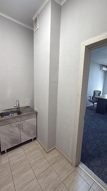сдаю отдел: Аренда офисов, 20 м², В жилом комплексе, С отдельным сан узлом — 6
