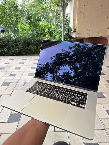true: MacBook Pro 16" (серебристый) - Экран 16 дюймов Retina с тонкими — 1