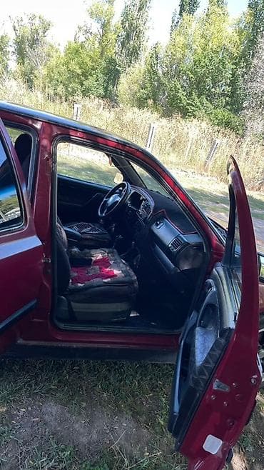 Детали ходовой части: Интерьер автомобиля Volkswagen Golf III, демонстрирующий водительское — 7