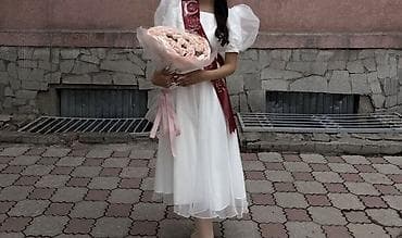 Белое нарядное платье миди с пышными рукавами и многослойной юбкой из