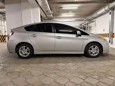 byd e2 2023: Toyota Prius: 2013 г., 1.8 л, Вариатор, Гибрид, Хэтчбэк — 3
