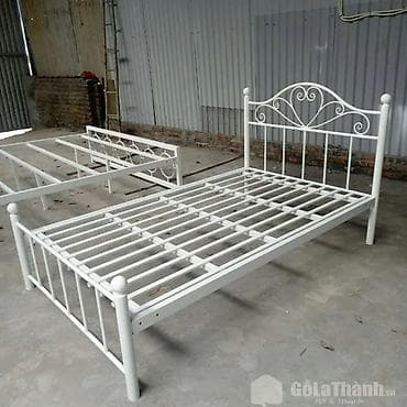 Металлическая кровать с высоким изголовьем - Материал: прочный