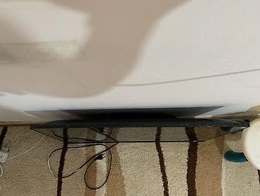 s video: Телевизор Samsung, диагональ около 32–40". Плоская LED‑панель с — 3