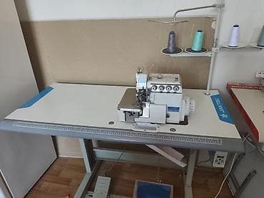 Промышленный оверлок JAKI/Jack на столе с подстольем - Тип