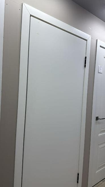 шаурма помещение: Глухая межкомнатная дверь, белая, в современном минималистичном стиле — 1