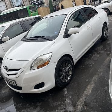 Toyota Yaris: 2008 г., 1.3 л, Автомат, Бензин, Седан