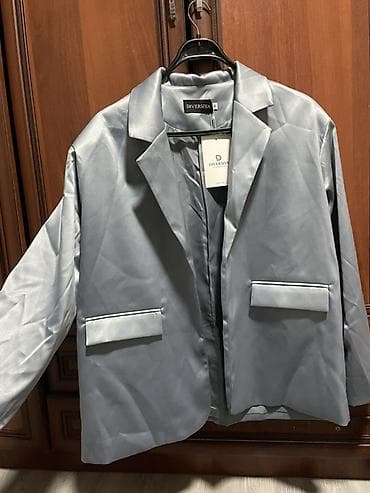 пиджак юбка: Костюм DIVERSIYA из атласной ткани, цвет светло‑серебристый. Состав — 3