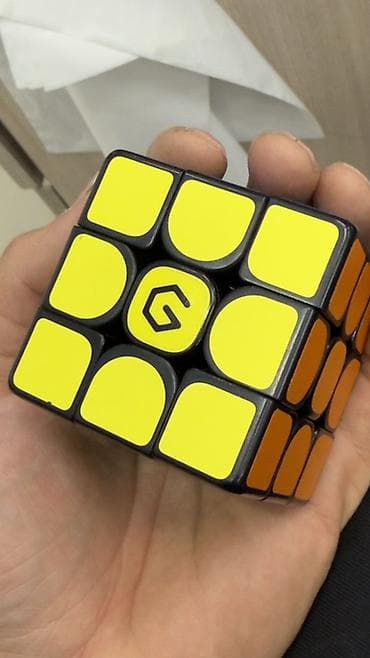 геометрические фигуры: Кубик Рубика 3x3 с логотипом «G» на центральной вставке. - — 1
