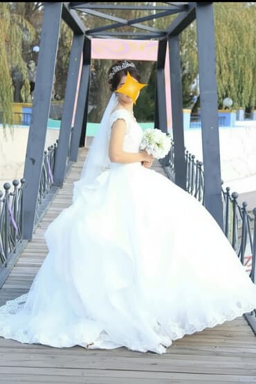 пышное фатиновое свадебное платье: Пышное свадебное платье с длинным шлейфом. - Силуэт — 1