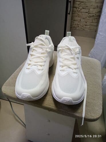 Кроссовки белые