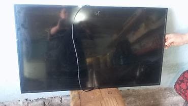 Телевизор Yasin, диагональ около 40–43". Плоская LED‑панель с тонкими