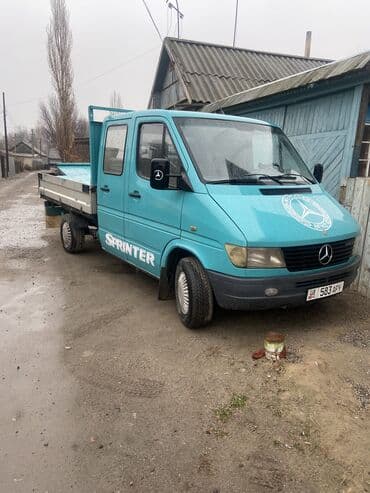 - Грузовой бортовой автомобиль с двойной кабиной — удобно для