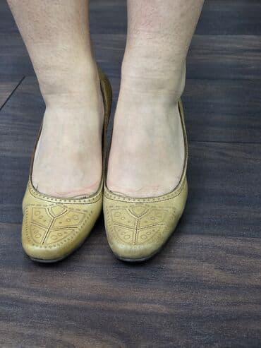 лоро пиано обувь женская летняя: Женские туфли-лоферы бежевого цвета из натуральной кожи, отличного — 9