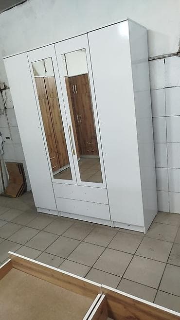 Мебель: Трёхдверные платяные шкафы - Конструкция: 3 распашные двери, внизу — 1