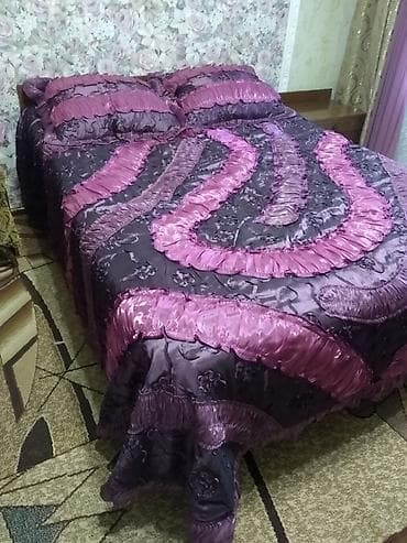 Продаю покрывало и две декоративные наволочки. Вещь эксклюзивная в