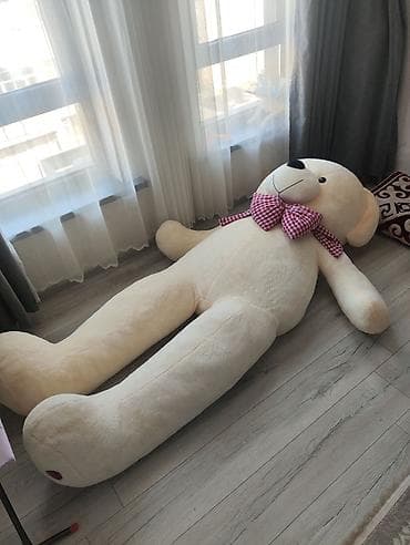 Огромный плюшевый медведь - Рост: около 2–2,2 м (почти в человеческий