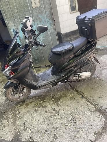 cvt: Скутер/максискутер черный, городского типа с высоким тонированным — 2