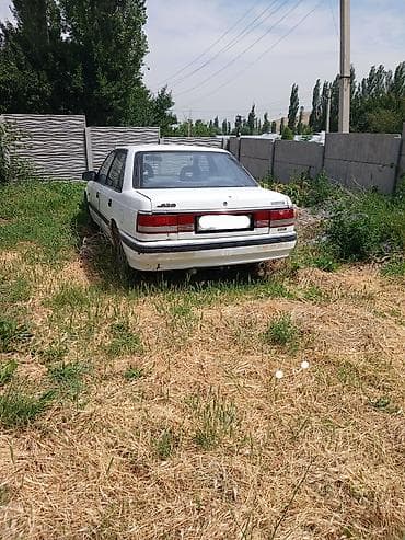 авто вит: Mazda 626 седан (серия GD), белый цвет, 4 двери. Кузов: - Компактный — 2