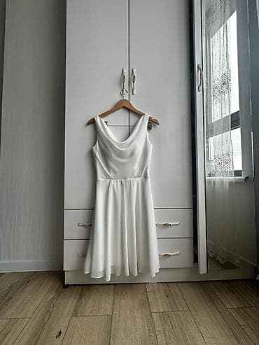 вечернее белое платье: Платье белого цвета в минималистичном стиле. - Силуэт: А‑образный — 1