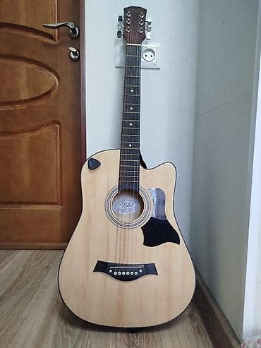 Акустическая гитара с вырезом (cutaway) формата дредноут