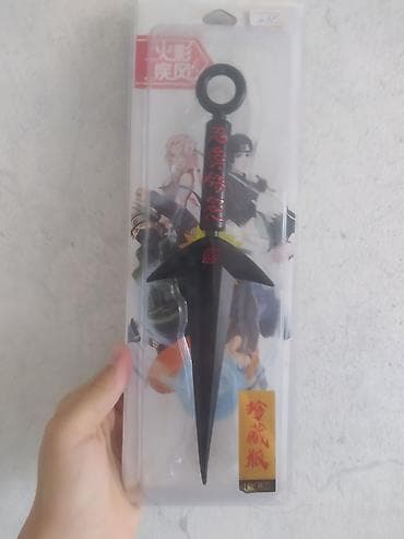 Игрушечный кунай из аниме «Наруто» выполнен в чёрном цвете с красными