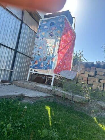 садовый дом: Уличный душ с металлическим каркасом и баком для воды сверху, идеально — 2