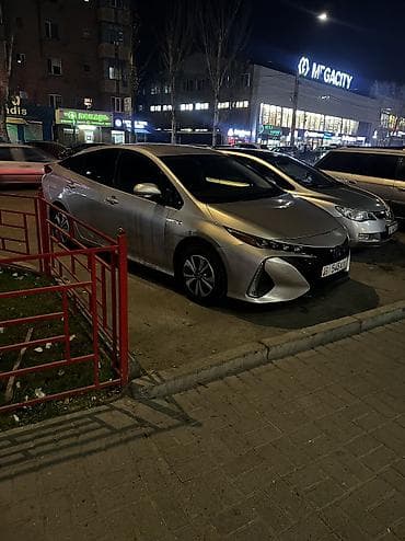 зад: Toyota Prius: 2018 г., 1.8 л, Автомат, Гибрид, Хэтчбэк — 1