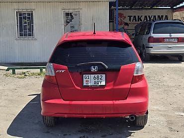 fit мотор: Honda Fit (хэтчбек), красный цвет кузова, 5 дверей. Ключевые — 3