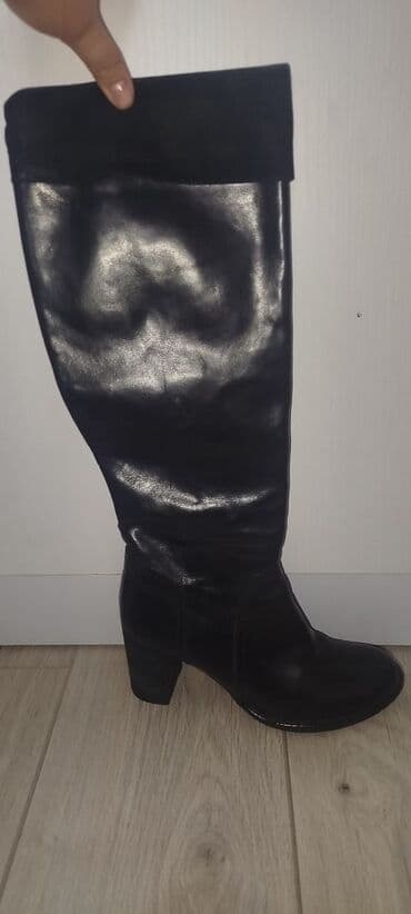 оптом ботинки: Продаю сопаги черные и белые за обе пары 2000 сом
размер 38 — 3