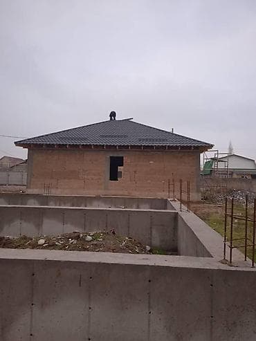 Үйлөрдү сатуу: Продается недостроенный дом. Село Новопокровка от Бишкека 1 км. Район — 2