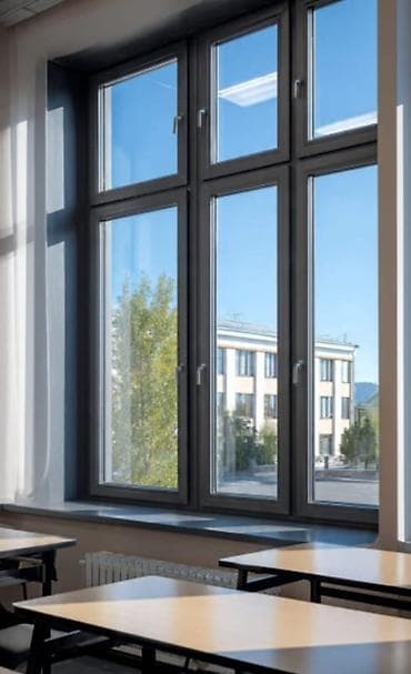 Многосекционное окно с рамами из темного материала, вероятно, алюминия