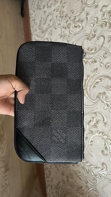 Аксессуары: Мужской клатч Louis Vuitton в темно-сером оттенке Graphite с фирменным — 2