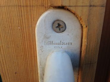 Двери и комплектующие: Продаю деревянные окна без стёкол. новые 3 шт. Вместе с фурнитурой — 4