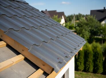 металлочерепица купить: Металлочерепица темно-серого цвета с матовым покрытием, имитирующая — 1