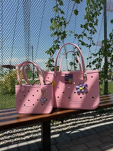 сумка crocs: Розовая сумка-шоппер крокс . Модель выполнена в современном стиле — 1