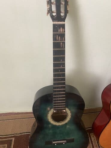 спортивное оборудование: Акустическая гитара классического стиля, представленная в двух — 3