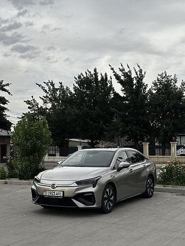 GAC: Электромобиль GAC AION Sсерый седан. Ключевые особенности: - — 1
