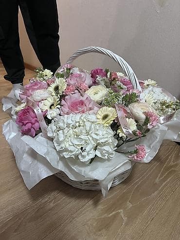 Корзина с цветами в нежной пастельной гамме. Состав: - крупные и — 2