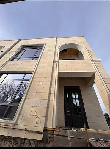 Таунхаус с современным фасадом из светлого камня и панорамным