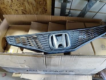 fit: Решетка радиатора Honda 2010 г., Б/у, Оригинал — 1