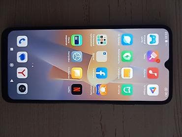 Смартфон Redmi (серия Redmi 12с фирменным логотипом на блоке камер)